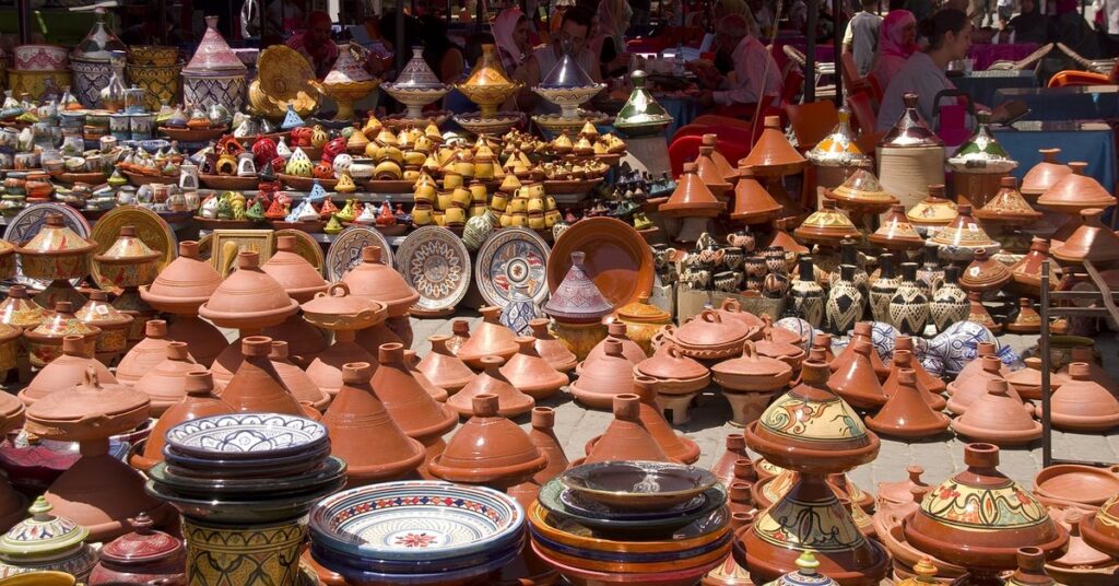 Piatti colorati in ceramica in vendita a Marrakech, Marocco Foto